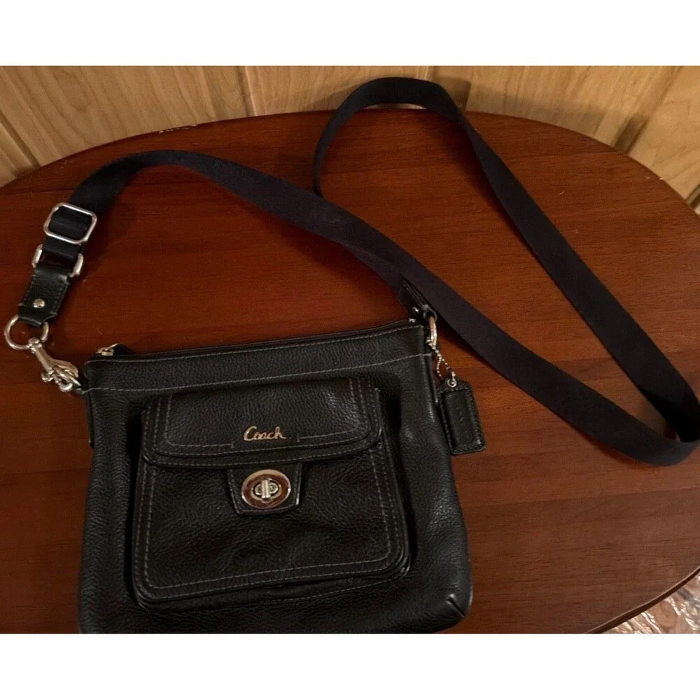 Coach Black Pebbled Leather Turn Lock Swingpack Crossbody Bag Purse. Great Cond!